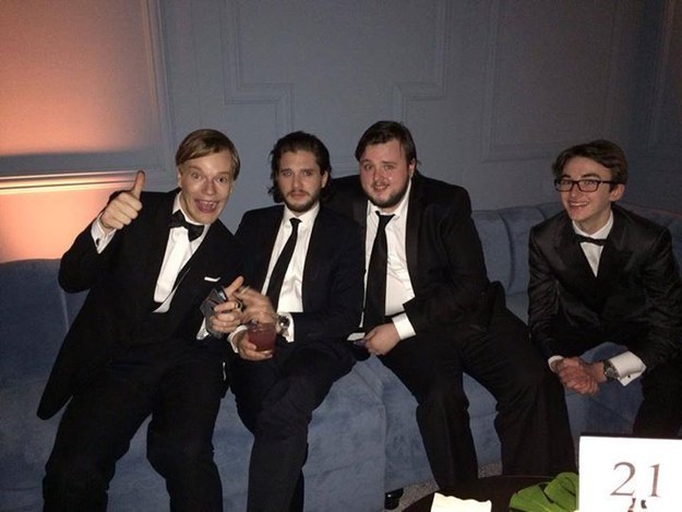 Theon, Jon, Sam e Bran vestiti per la festa