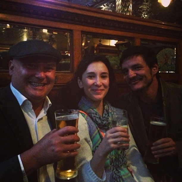 Varys al pub con Shae e Oberyn
